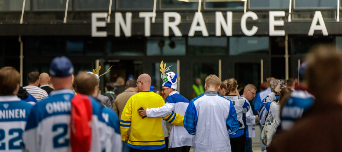 Jääkiekkofaneja areenan ulkopuolella.