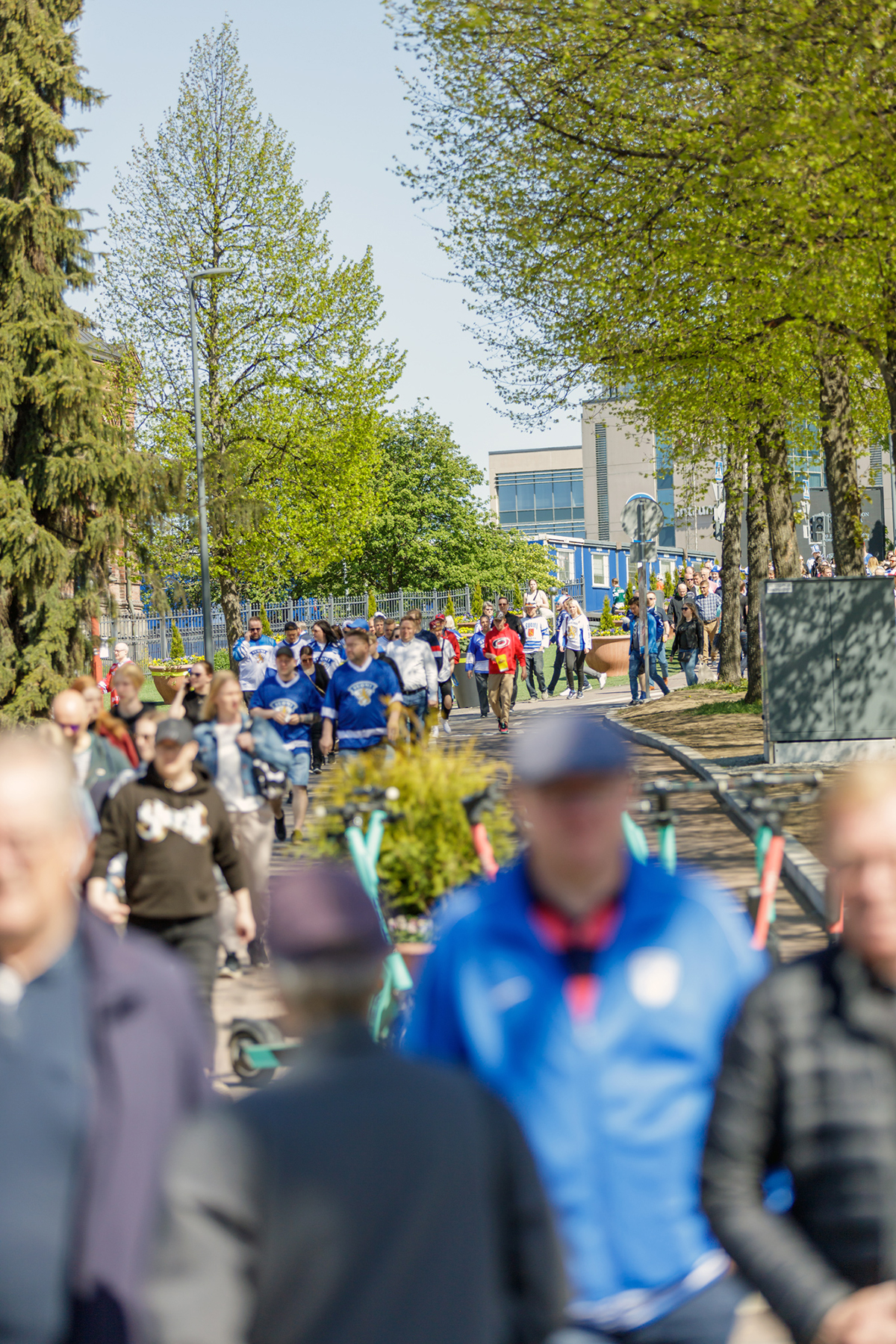 Ihmisjoukko kävelee keväisessä Tampereen keskustassa.