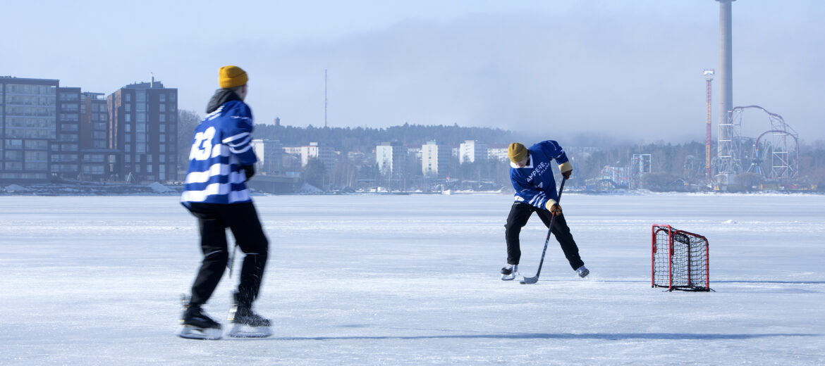 Kaksi jääkiekkoilijaa Näsijärven jäällä.