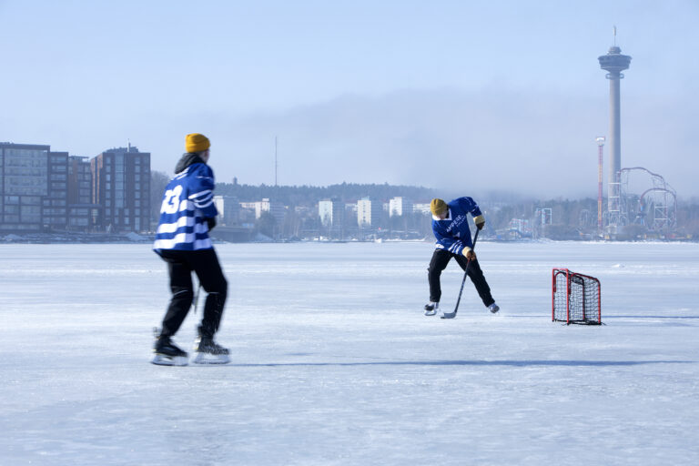 Kaksi jääkiekkoilijaa Näsijärven jäällä.