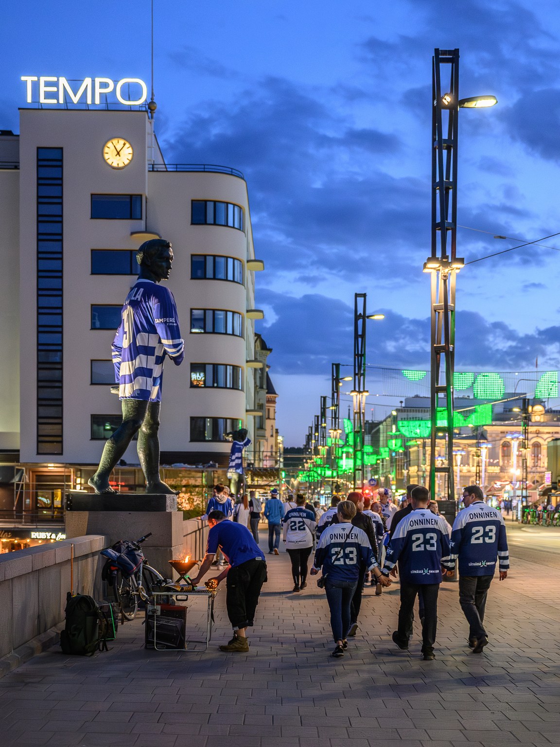Hockey fans walking on the Hämeensilta bridge.