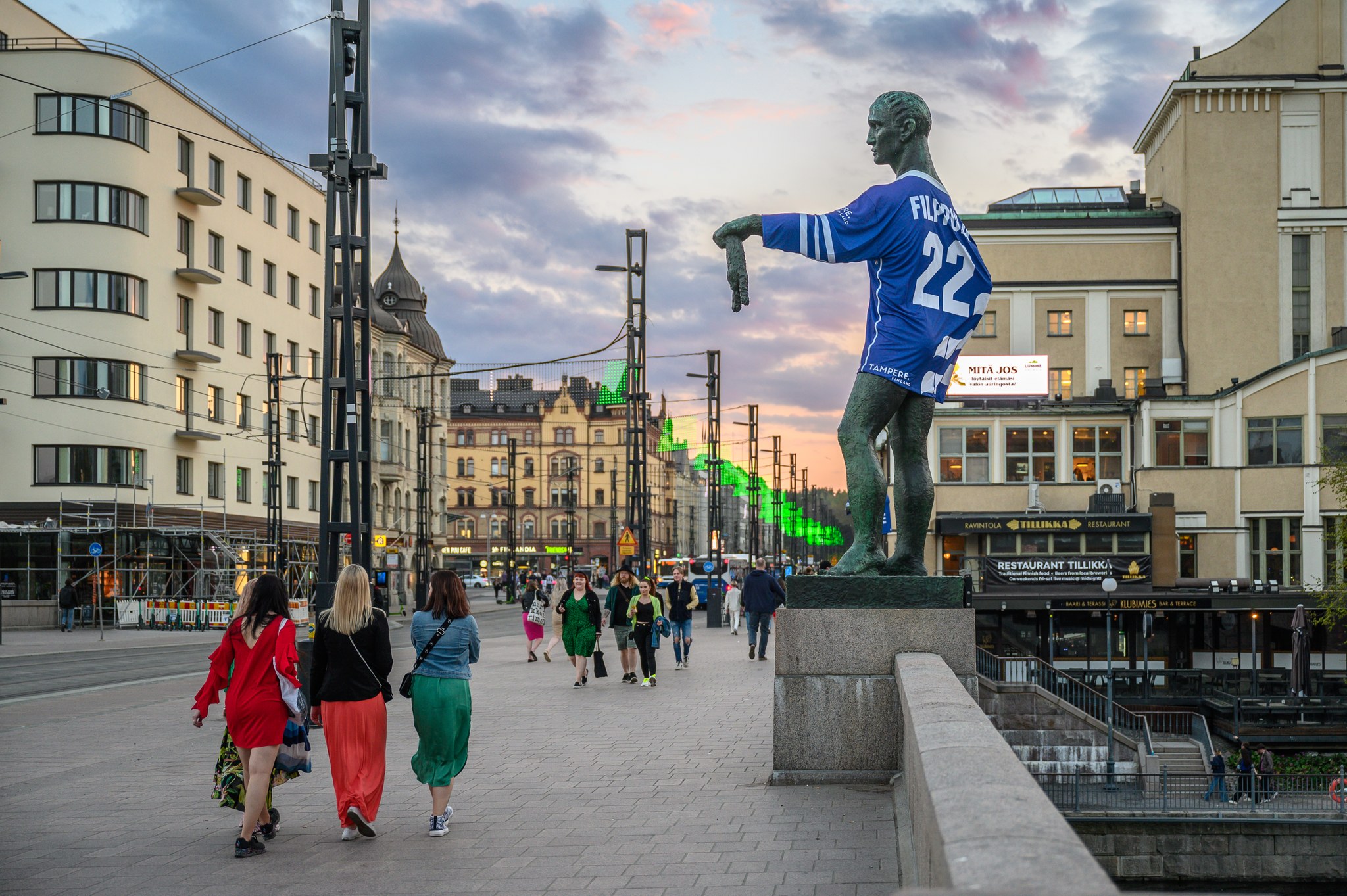 Hämeensilta bridges statue dressed up in a blue jersey.