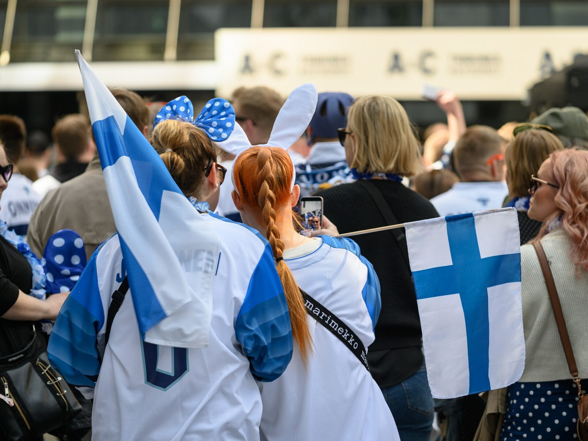 Jääkiekkofanit ja Suomen lippu.